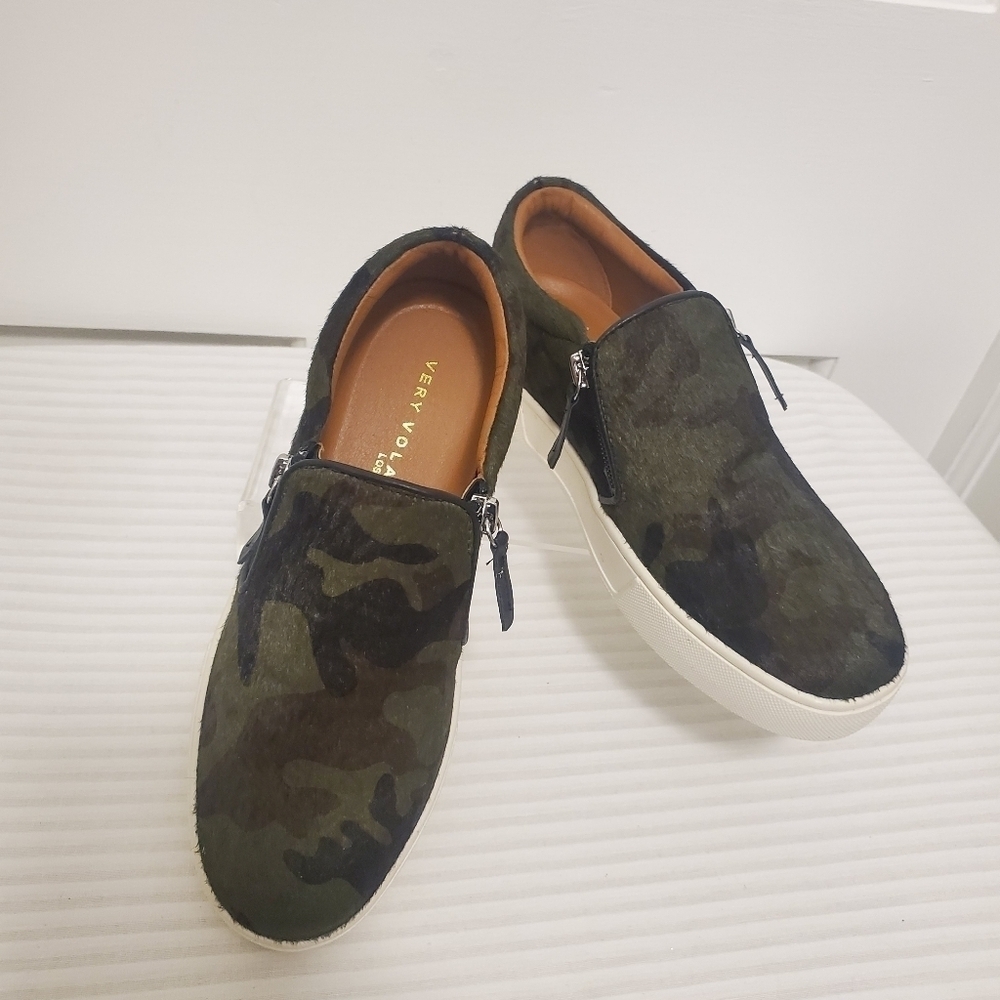 NWOB Very Volatile Los Angeles Normande Slipon Sneaker Shoes Size 6M, Camo Print